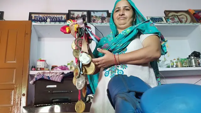 కుమారుడు అమిత్ ఇప్పటివరకూ సాధించిన పతకాలతో తల్లి ఉష