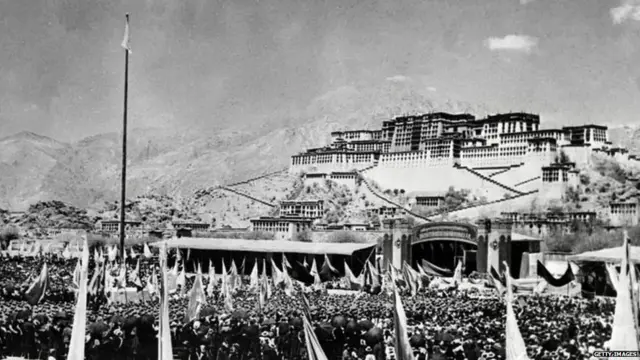 ल्हासा येथे दलाई लामा यांच्या महालासमोर जमलेले लोक (10 मार्च 1959)