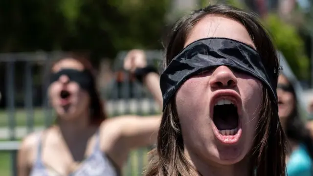 Mulheres fazendo a coreografiabetano com baixarSantiago, no Chile