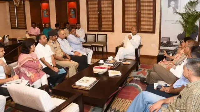 વરિષ્ઠ અધિકારીઓ સાથે ચર્ચાવિચારણા કરતા મુખ્ય મંત્રી અશોક ગેહલોત