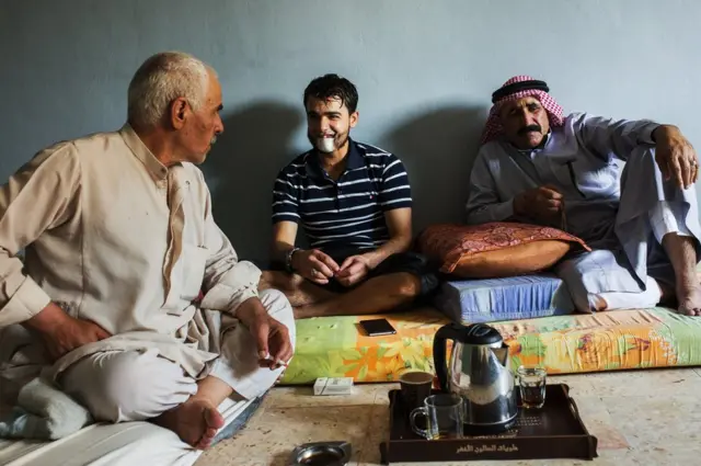 محمد (في وسط الصورة)