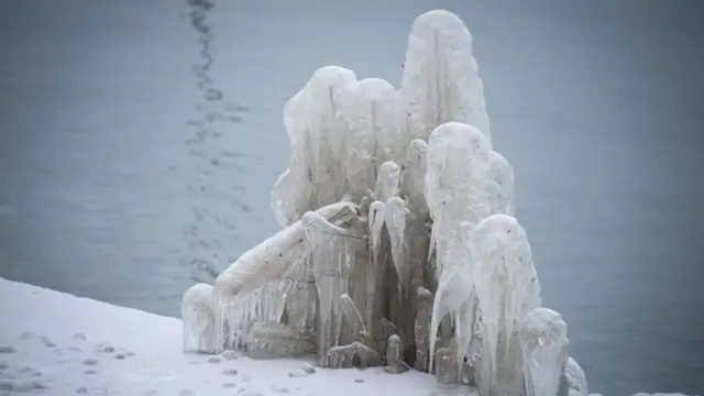 أمواج متجمدة