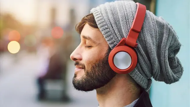 Chico escuchando música