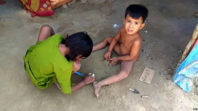 वस्तीतील लहान मुलं