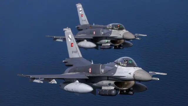F-16 savaş jetleri Ege Denizi üzerinde tatbikat gerçekleştiriyor.