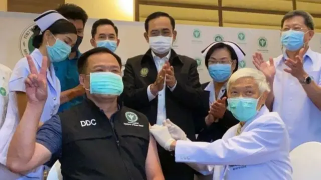 "มาฉีดวัคซีนตามแพทย์แนะนำ กราบขอบคุณท่านนายกรัฐมนตรี มาให้กำลังใจ" นายอนุทิน ชาญวีรกูล โพสต์ข้อความและภาพถ่ายในเฟซบุ๊กหลังรับการฉีดวัคซีนโควิด-19 เป็นคนแรกของไทย