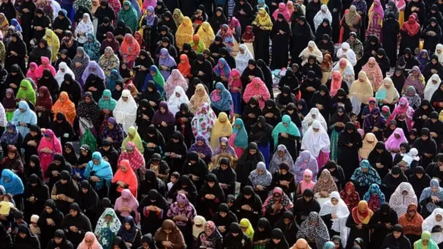 ઈબાદત કરી રહેલી મુસ્લિમ મહિલાઓ.