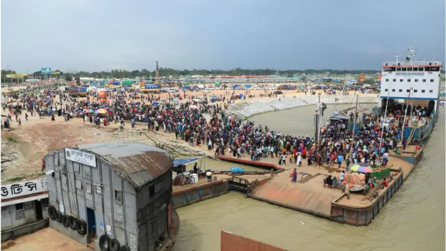 শনিবার মুন্সিগঞ্জের শিমুলিয়া এবং মানিকগঞ্জের পাটুরিয়া ফেরিঘাটে হাজার হাজার মানুষকে পার হতে দেখা গেছে।