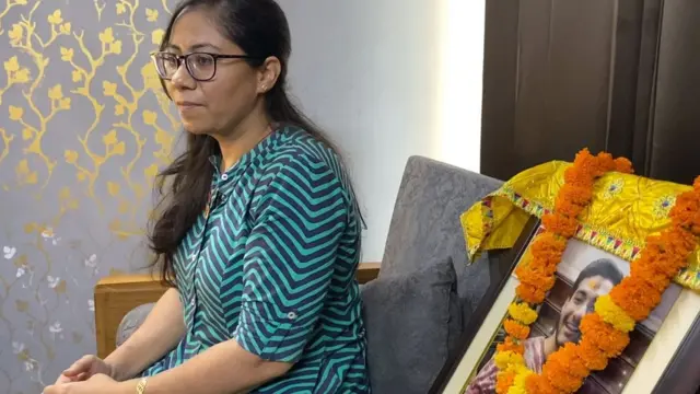 आर्वे की तस्वीर के साथ मां आरती मल्होत्रा