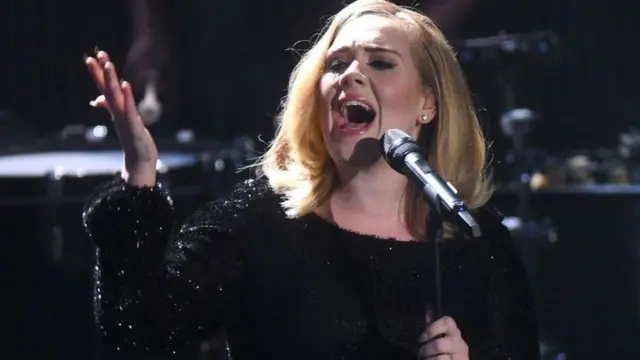 سارت أديل، التي تظهر هنا خلال حفل أقامته في ألمانيا عام 2015، على درب بيونسيه، وابتكرت "أنا أخرى" لها، أطلقت عليها اسم "ساشا كارتر"