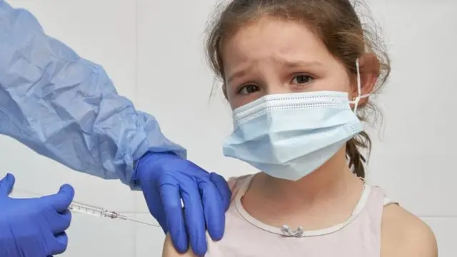 लहान मुलांना लस देणं फायदेशीर की धोकादायक?