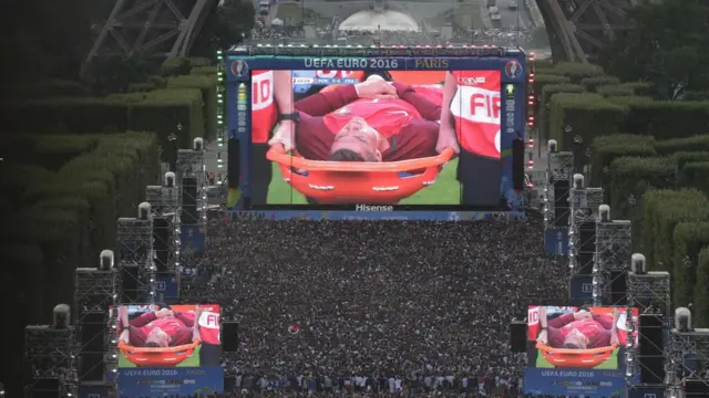 Cristiano Ronaldo es sacado en una camilla