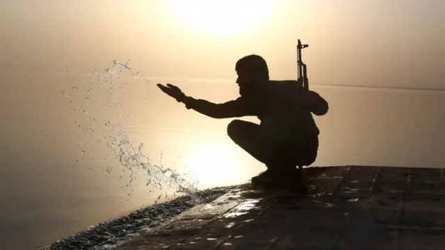 Tabka Barajı'ndaki bir SDG askeri