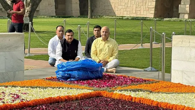 રવિવારે સીબીઆઈ ઇન્કવાયરી પહેલા મનીષ સિસોદિયા રાજઘાટ ગયા