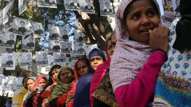 বাংলাদেশ নির্বাচন ব্যবস্থা নিয়ে সরকার ও বিরোধী দলগুলোর মধ্যে তুমুল মতবিরোধ তৈরি হয়েছে