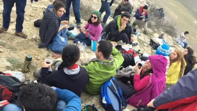 dağçılıqla məşğul olan gənclər