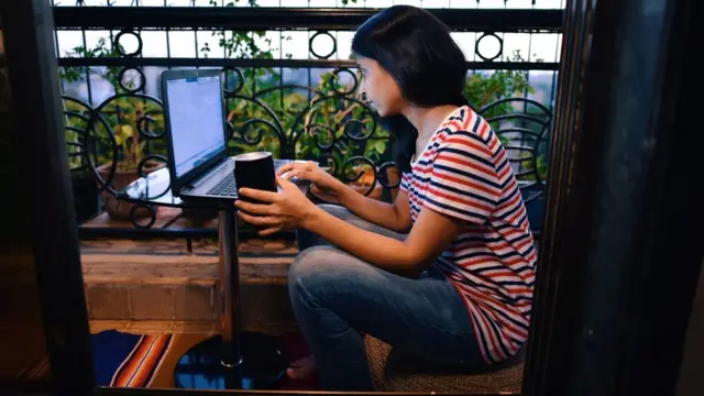 મહિલાની પ્રતીકાત્મક તસવીર