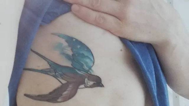 Tatuaje de una golondrina
