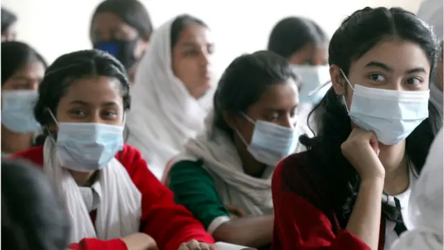 করোনাভাইরাস থেকে রক্ষা পেতে বাংলাদেশে স্কুলছাত্রীরা মাস্ক ব্যবহার করছে