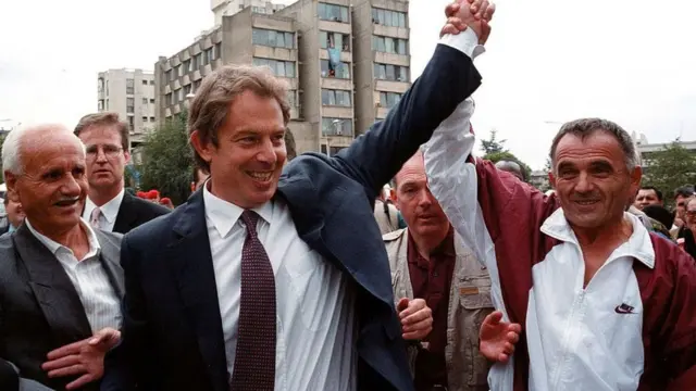 কসোভোতে নেটো সামরিক অভিযানের পর প্রিস্টিনায় সাবেক ব্রিটিশ প্রধানমন্ত্রী টনি ব্লেয়ার, ৩১ জুলাই, ১৯৯৯