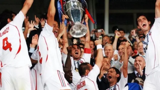 باولو مالديني يرفع كأس دوري أبطال أوروبا لعام 2007، وهو في الثامنة والثلاثين من عمره