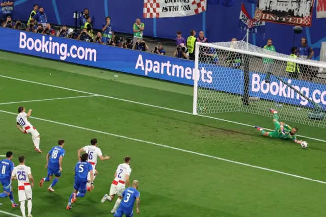 donaruma, modrić promašuje penal, donaruma brani penal modriću