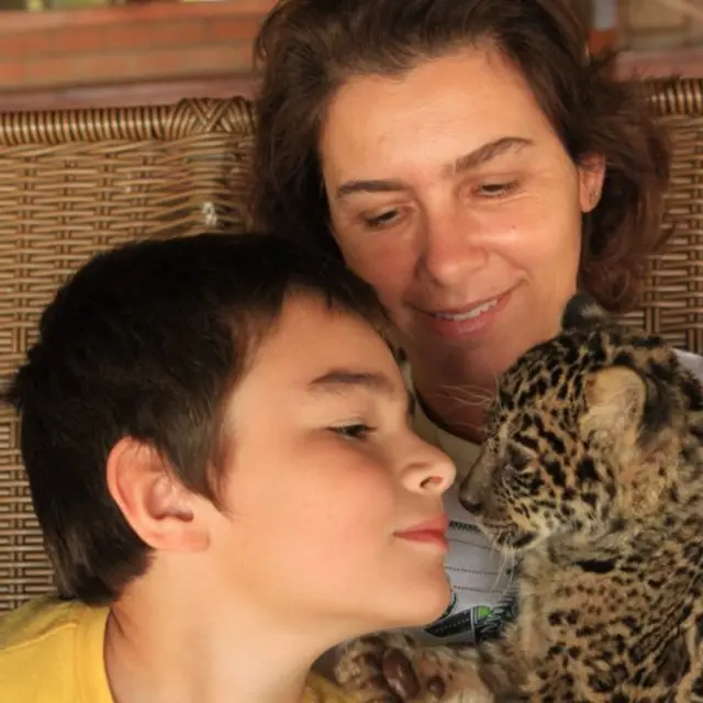 Tiago con su mamá y un cachorro.