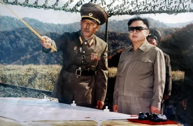 นายคิม จอง อิล (ขวา) ผลิตภาพยนตร์โฆษณาชวนเชื่อ เพื่อให้นายคิม อิล ซุง ผู้เป็นพ่อประทับใจ