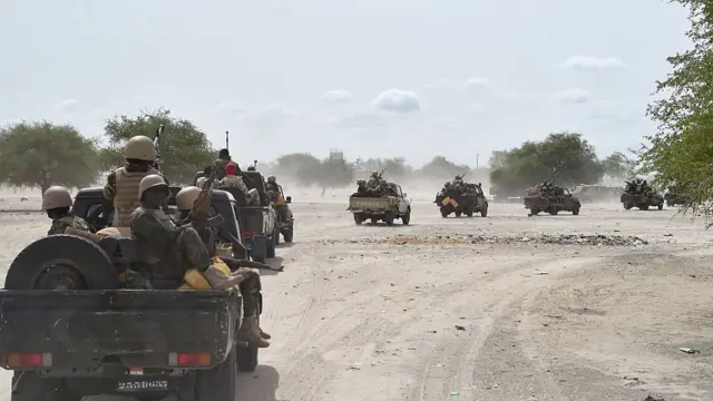 Awọn ọkọ ọmọ ogun n rin lọ