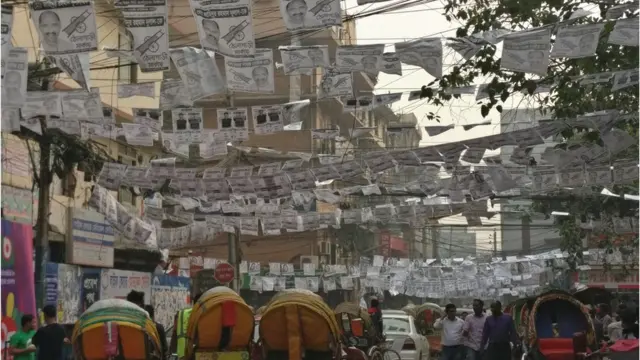 প্লাস্টিকের আবরণ দেয়া পোষ্টারে ছেয়ে গেছে ঢাকার বিভিন্ন এলাকা।