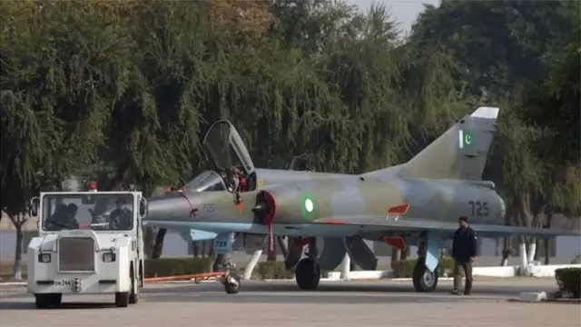 पाकिस्तानी एयर फ़ोर्स मुशर्रफ़ के दौर से ही अपने मिराज विमानों के बेड़ों को बदलने की योजना बना रहा है जिसे 50 साल से अधिक समय हो गया है.