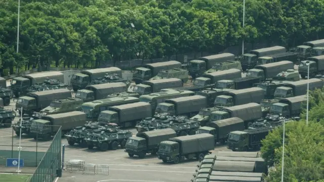 হংকং সীমান্তের কাছে শেনজেন শহরে চীনা সেনাবাহিনীর মহড়া