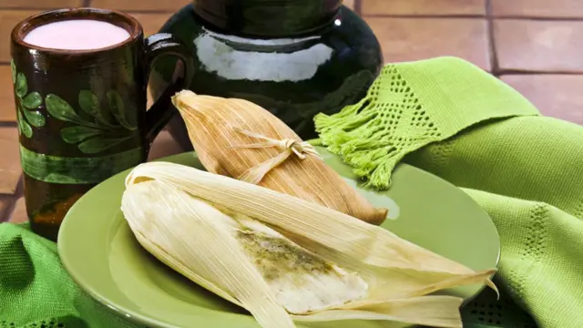Un plato con tamales y atole