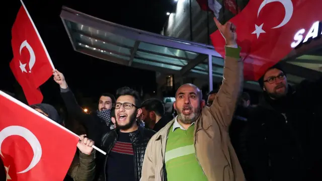 Manifestantes frente a la embajada de Estados Unidos en Ankara.