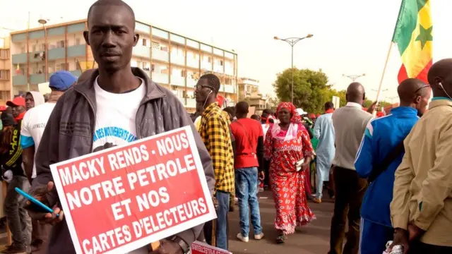 Des sympathisants de l'opposition lors d'une marche organisée le 9 février à Dakar, la capitale.
