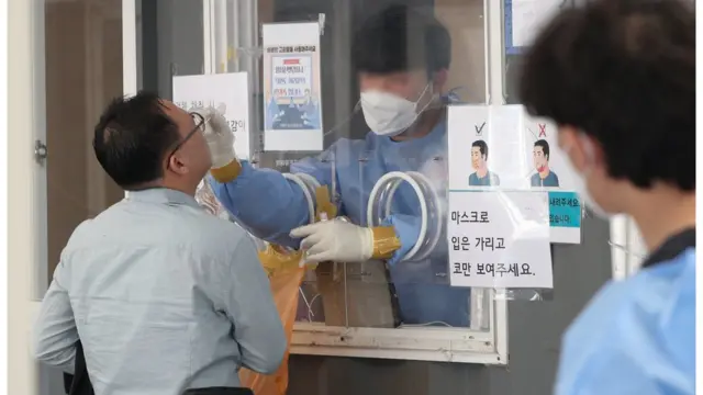 전문가들은 격리의무를 해제할 경우 확진자 수가 두 배 가량 뛸 수 있다고 말한다