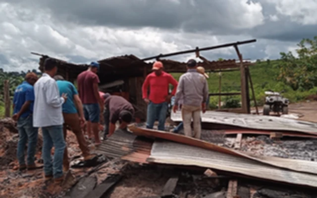 Pessoas caminhandoituano e guarani palpitemeio a destroços