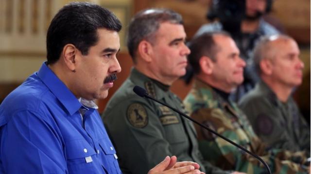 Maduro ao lado do Ministro da Defesa, Vladimir Padrino