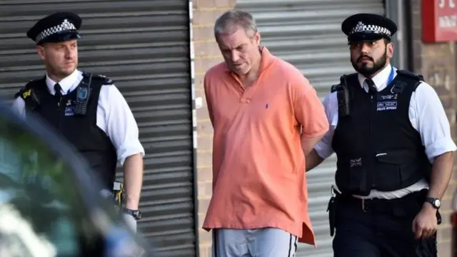 警方从现场附近带走一名嫌疑人