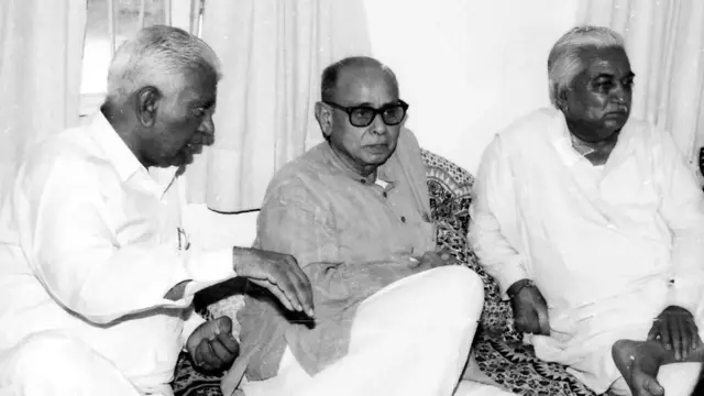 1996માં ભાજપના તત્કાલીન અધ્યક્ષ કુશાભાઈ ઠાકરે સાથે વજુભાઈ વાળા અને કેશુભાઈ પટેલ