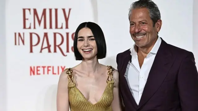 Žena i muškarac poziraju