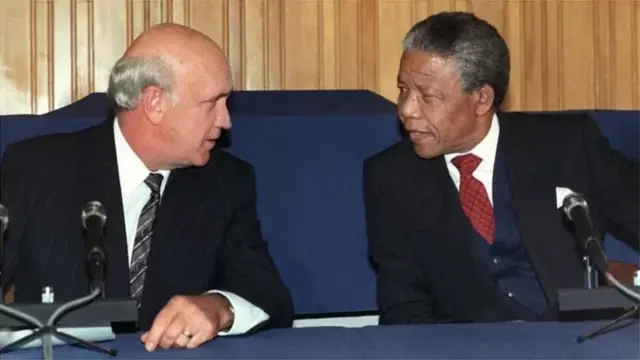 Nelson Mandela aliyeachiliwa huru na F.W. de Klerk baadaye alikuwa rais