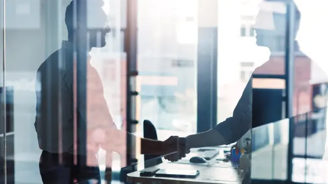 Personas en oficina.