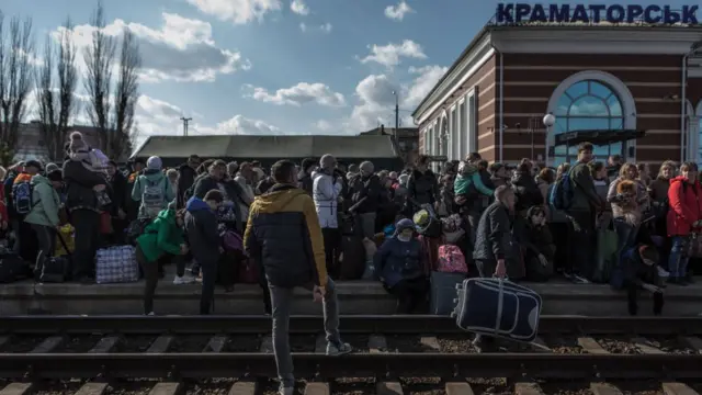 Civiles hacen cola para evacuar en la estación de Kramatorsk