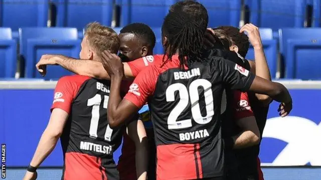 တချို့ကျတော့ ဖက်ပြီး ဂုဏ်ပြုအောင်ပွဲခံ