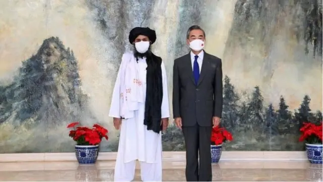 তালেবান নেতা মোল্লাহ বারাদারের সাথে চীনা পররাষ্ট্র মন্ত্রী ইয়াং ই