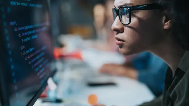 Mujer frente a computador.