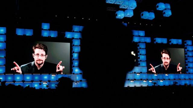 Edward Snowden habla a través de una transmisión en vivo en Web Summit en Lisboa, Portugal, 4 de noviembre de 2019.