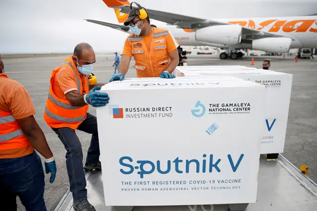 Cajas con vacunas Sputnik V arriban en mayo pasado al aeropuerto de Caracas
