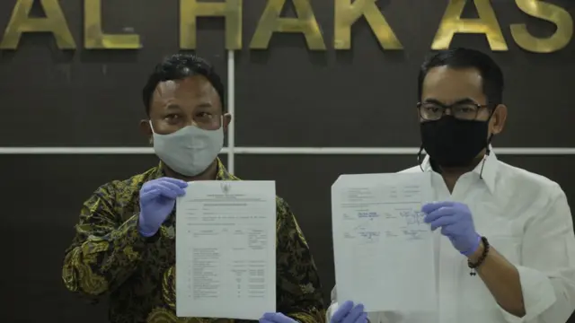 Ketua Tim Penyelidikan Komnas HAM Choirul Anam (kiri) bersama Dirtipidum Bareskrim Brigjen Pol Andi Rian R Djajadi (kanan) saat serah terima barang bukti kasus tewasnya anggota Front Pembela Islam (FPI)